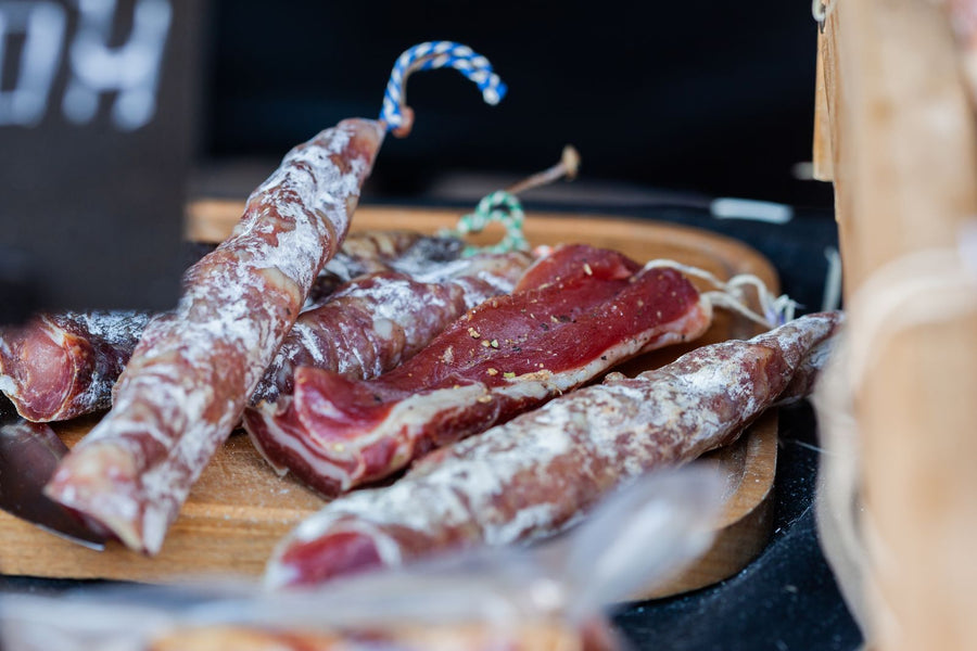 Charcuterie — Jambons ibériques et de Parme, saucissons, terrines, rillettes et foie gras.